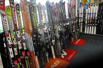 Verkauf von Ski uns Skischuhen
